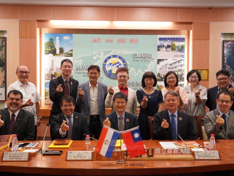圖1 合作簽約儀式雙方校長及與會貴賓合影