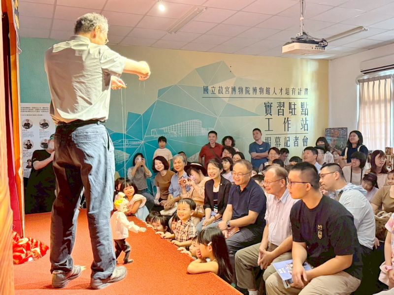懸絲偶工藝師黃憲章老師即興操偶互動引來大小朋友一陣歡笑。