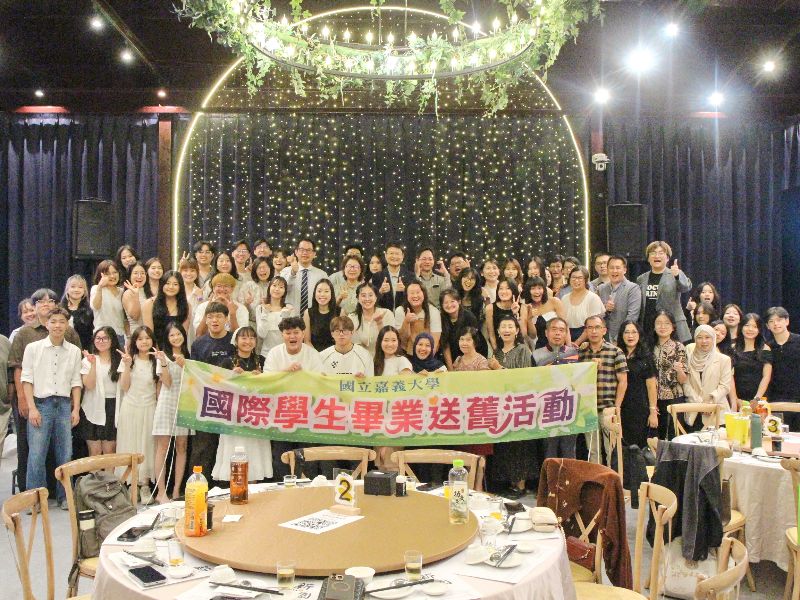 嘉大林翰謙校長與師長、境外畢業生、親友及在校生齊聚一堂，共同為畢業生送上誠摯祝福。