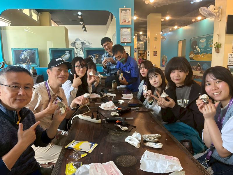 圖：嘉大師範學院陳明聰院長及香川大學師生參與「鱟來看見光」手作體驗，共同關懷瀕危物種保育。（照片由師範學院提供）