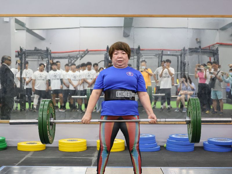  Super Grandma Q – Li Caiwei, a 63-year-old lecturer from the Department of Chinese Literature, demonstrates deadlifts.