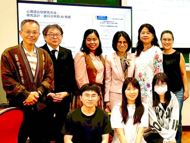 圖：美國馬里蘭大學宋永麒教授（後排左二）於研究方法講座後與嘉大外語系師生及貴賓合影。（照片由外語系提供）