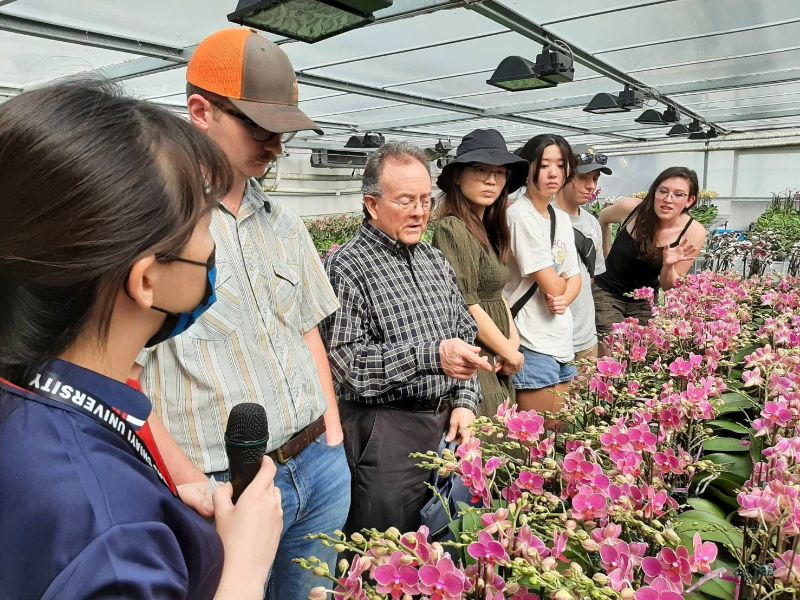 The delegation visited the orchid breeding farm at the Horticultural Technology Center, NCYU.
