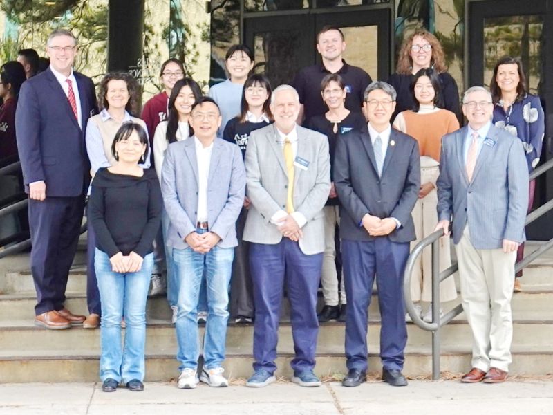 圖：嘉義大學獸醫學院師生參訪團與美國猶他州立大學獸醫學院師長合影。（照片由獸醫學院提供）