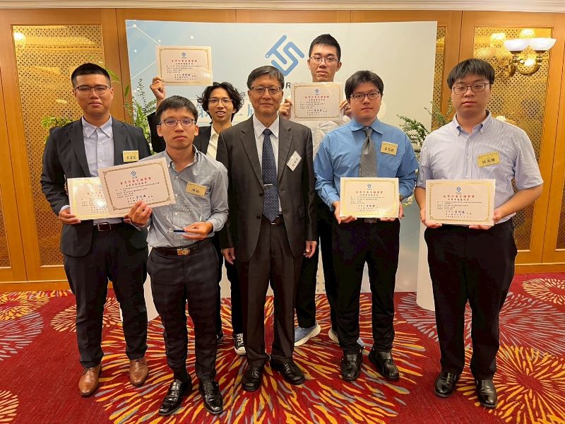 機械與能源工程學系張烔堡教授指導大四學生陳澔與羅勻謙以「塔式散熱器鰭片尺寸設計對熱傳性能與風扇耗能之影響研究」參加大學專題論文競賽，獲得台灣冷凍空調學會頒發大學專題獎競賽「優勝獎」及獎金5000元。