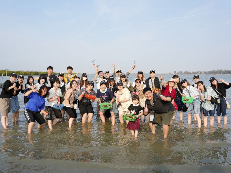 The students from the five universities in Japan experienced clam digging in the coastal area of Budai.