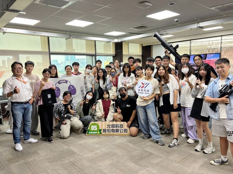 數位系師生參訪允和科技了解前瞻數位技術產業應用。
