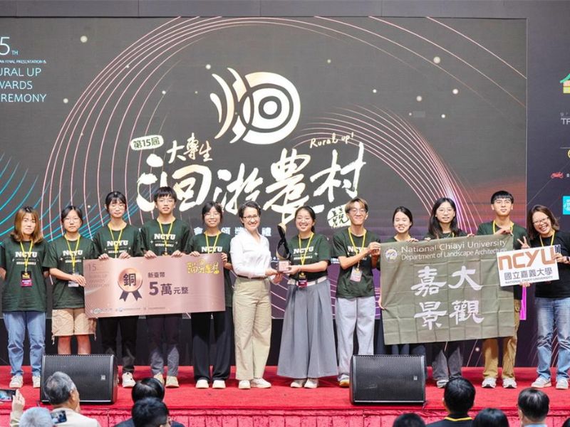 嘉大景觀系學生進駐瑞里遇百年強颱 製多國語防災卡應變獲獎肯定
