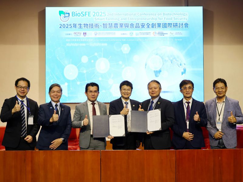  Faculty members posed for a group photo after the signing of an MOA between NCYU and UiTM Sarawak Branch.
