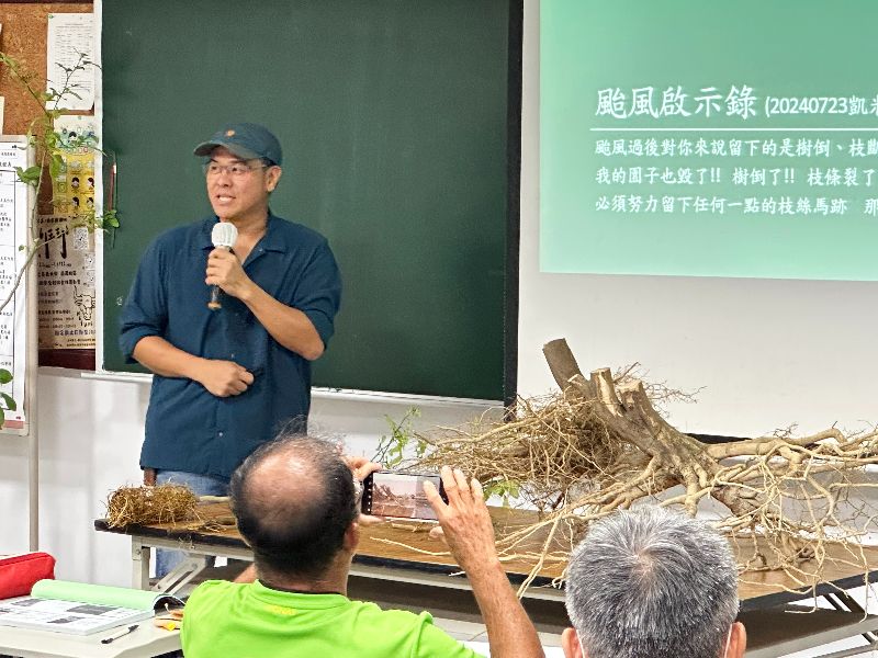 園藝學系江一蘆老師帶來柑橘根域實體樣本為學員解說。(照片由林明瑩主任提供)