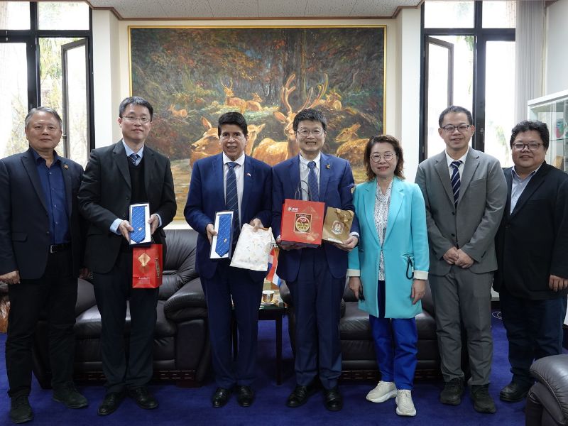 嘉大與伊塔普亞大學雙方師長合影。（照片由國際處提供）