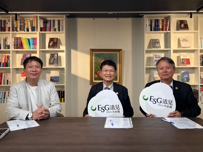 Group photo of Bright Lee (left), Editor-in-Chief of Global Views Monthly; Han-Chien Lin (center), President of NCYU; and Ruey-Shyang Chen (right), Vice President of NCYU. (Photo courtesy of Global Views ESG Alliance)