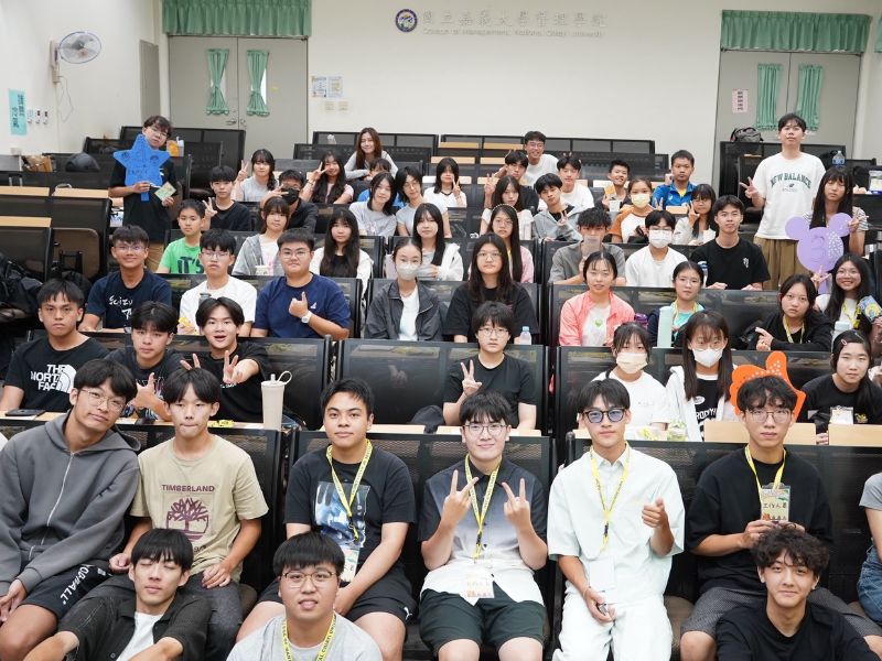 嘉大資管系營隊全體學員與工作人員於階梯教室合影留念