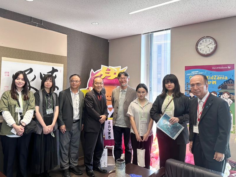 ​圖7:嘉大師生7月23日前往拜會伊予市政府，並與伊予市武智邦典市長(左4)交流合影。(照片由國際處提供)
