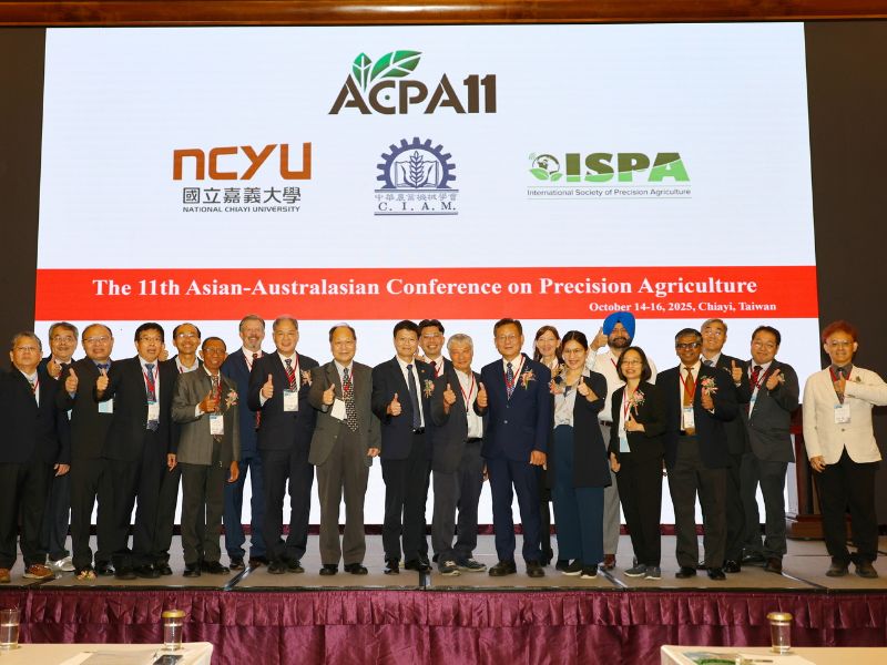 Participants and distinguished guests from various countries gather for a group photo at ACPA11 (2025).