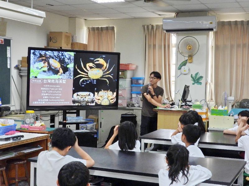圖：團隊至嘉義市蘭潭國小進行「臺灣南海溪蟹生態教育」。（照片由王柏青主任提供）
