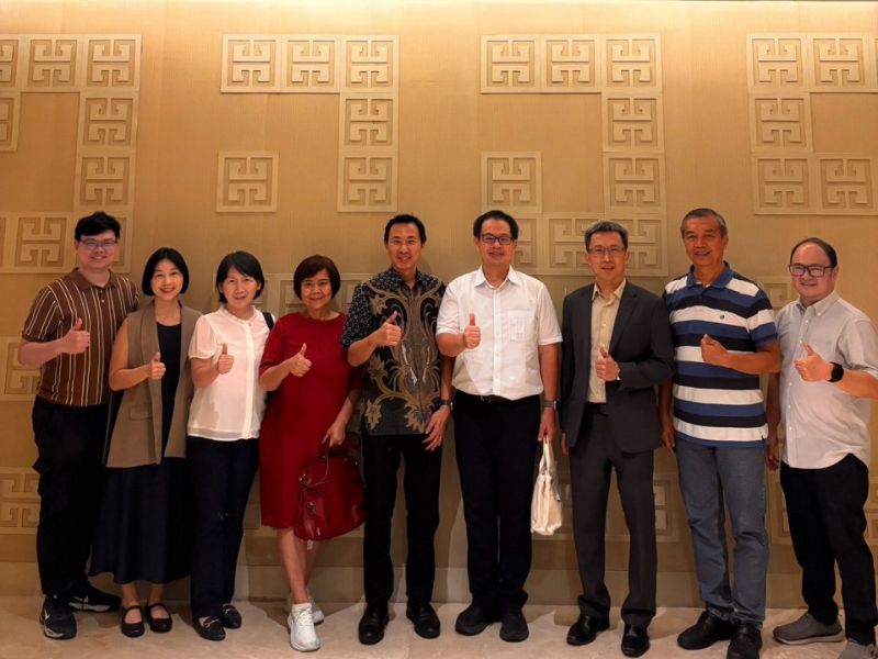 嘉大訪團成員利用教育展與蘇北印尼留臺同學會黃秦祥會長及幹部交流