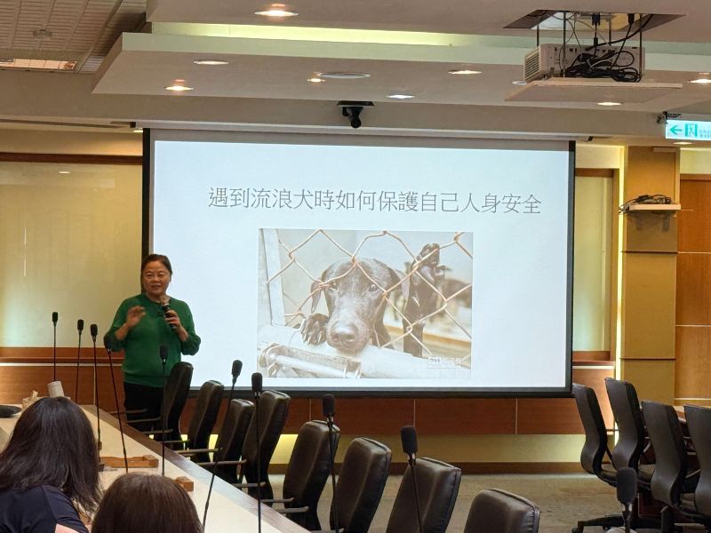 環安中心舉辦「遊蕩犬貓應對宣導講座」,邱秀貞中心主任開場致詞。(照片由環安中心提供)