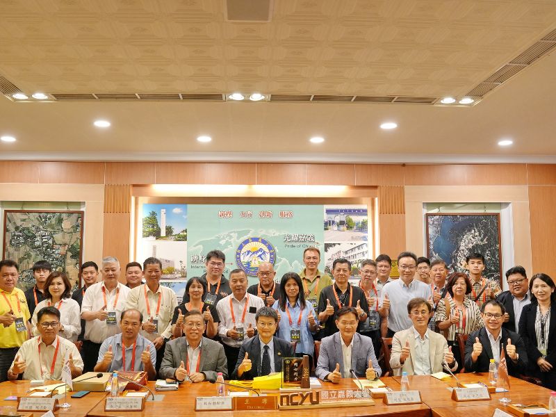 林翰謙校長及嘉大師長與考察團成員合影