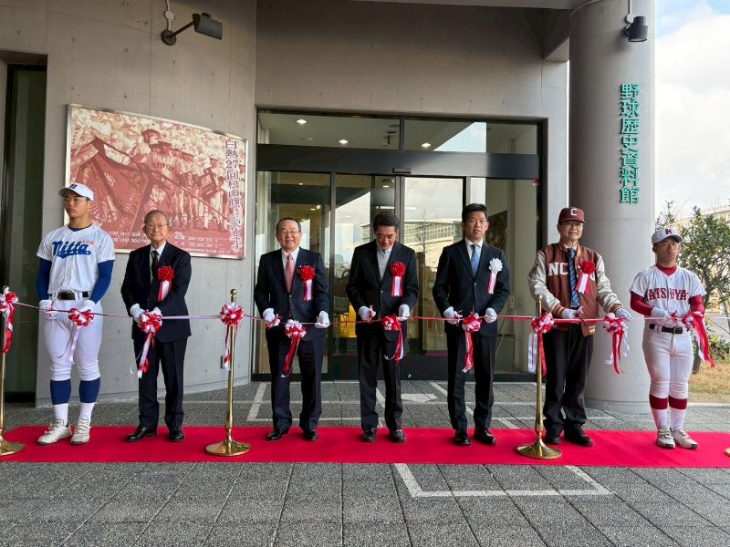 林翰謙校長與愛媛縣中村時廣知事(中)、松山市田淵雄一郎副市長(右3)、公益財團法人松山市文化體育振興財團本田元廣理事長(左3)及近藤兵太郎表彰會林司朗會長(左2)等共同為儀式剪綵。(照片由愛媛縣政府提供)