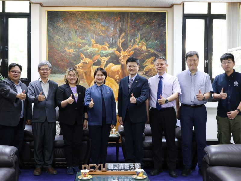 泰國清邁大學農學院Daruni Naphrom院長(左四)與Tonapha Pusadee副院長（左三）拜訪嘉大師長合影。(照片由秘書室公關組攝)