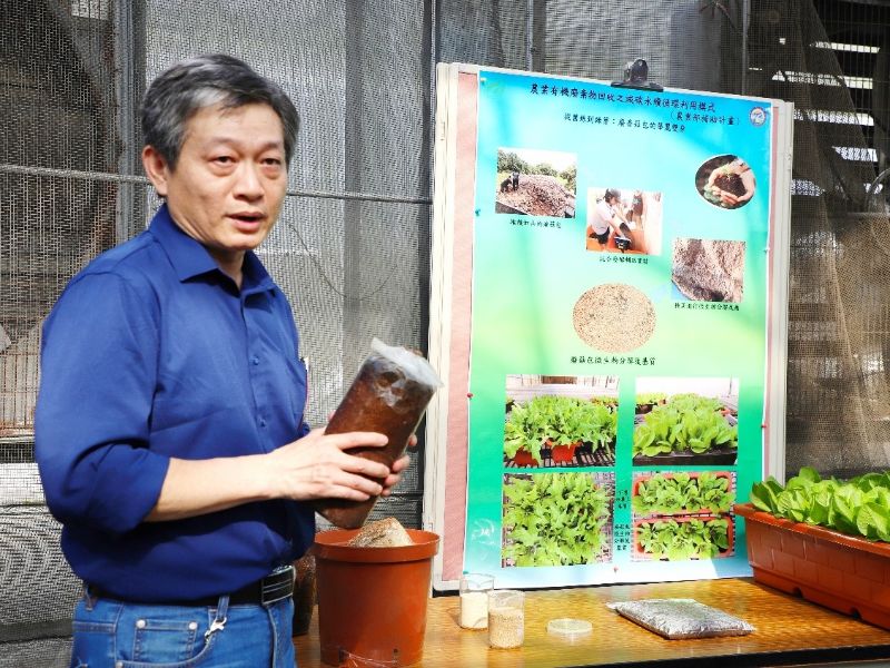 嘉大農業生物科技學系王文德主任解說如何運用廢菇包發酵為農作物基質。