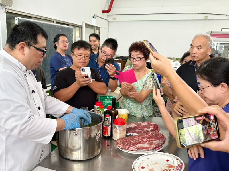 嘉大首辦「國產牛肉料理與行銷實務」課程，圖中為臺南大飯店許煜忠主廚講解燒烤牛肉醃漬的過程。(照片由農推林主任提供)
