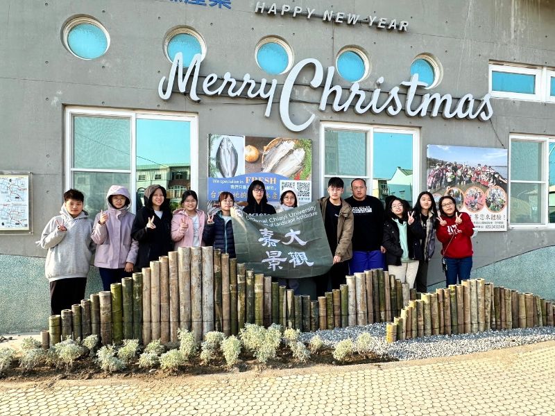 Photo 1: Using waste bamboo from the beach, the faculty and students of the Department of Landscape Architecture, NCYU, created artworks representing waves on the seashore.