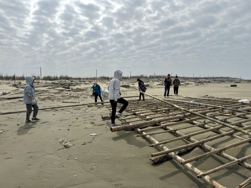 Photo 3: They conducted beach cleanups and collected waste bamboo from abandoned oyster beds, which was later cut for reuse.
