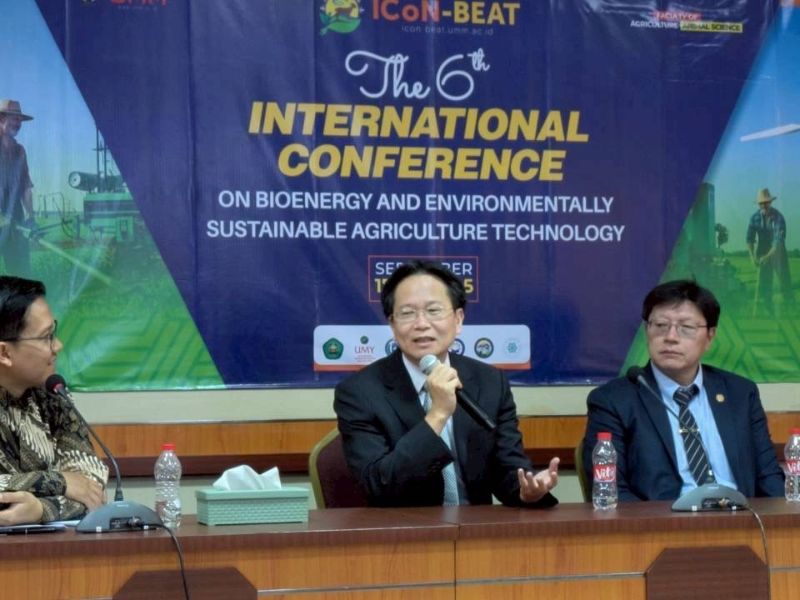 何一正主任與周蘭嗣老師在研討會中和與會者進行座談