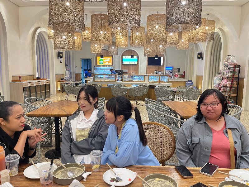 本系在學學生與本系已畢業的印尼學姊互動良好