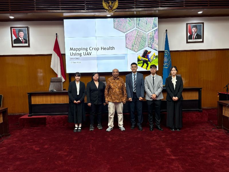 本系學生在「無人飛行載具（Unmanned Aerial Vehicle）在農業上的應用」交換學生課程體驗後與Aris Winaya教授合影