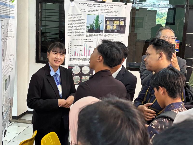 學生介紹研究成果