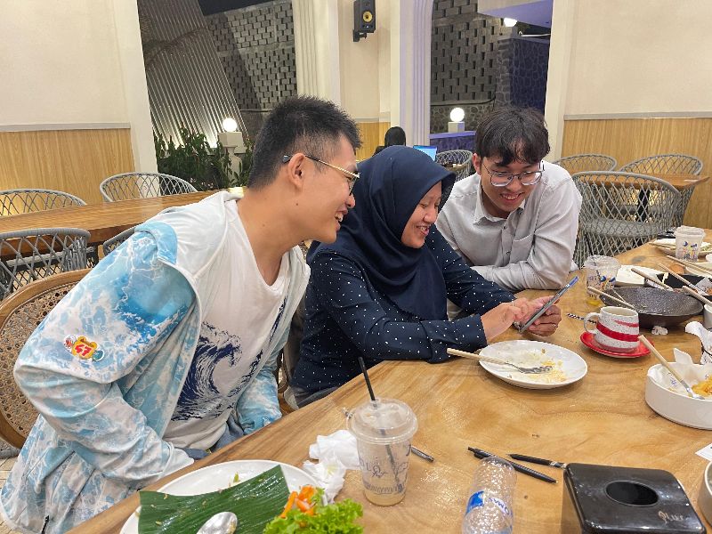 本系在學學生與本系已畢業的印尼學姊互動良好