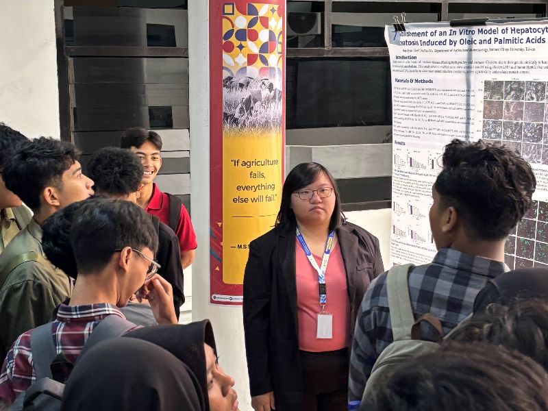 學生介紹研究成果