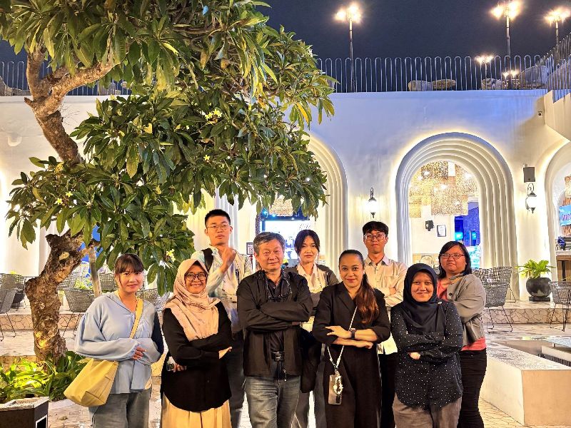本系在學學生與本系已畢業的印尼學姊在回國前合影