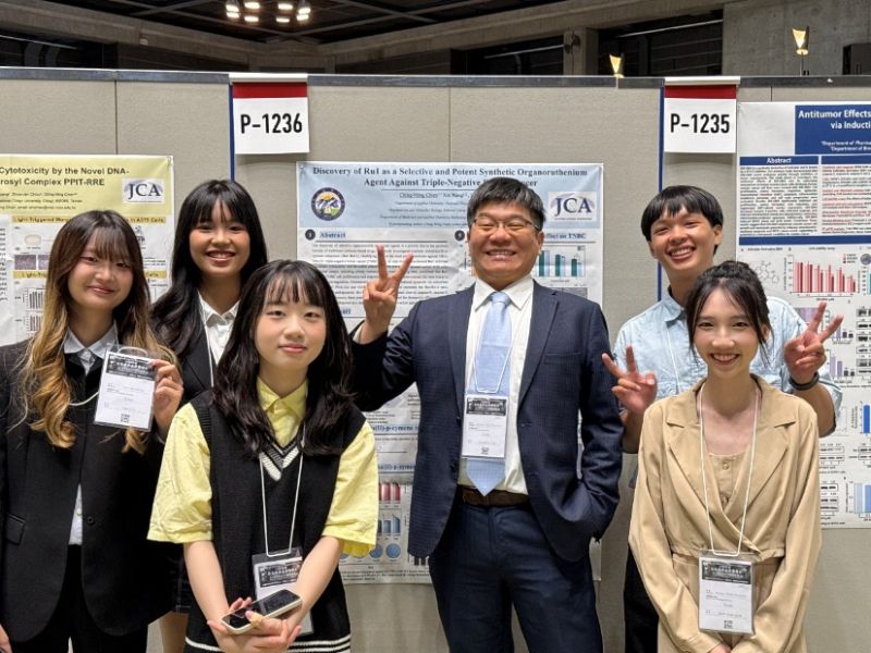 應用化學系學生於第85屆日本癌症協會（JCA）年會發表3篇研究成果，透過英文壁報解說與現場交流，累積國際學術發表經驗。(4)