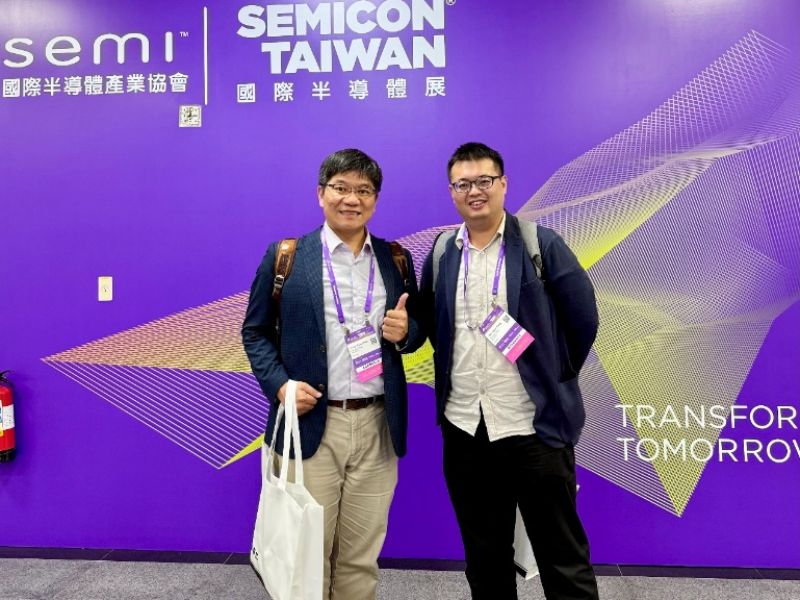 應用化學系簡啓民老師（左）與洪振勛老師（右）參訪 SEMICON Taiwan 國際半導體展。