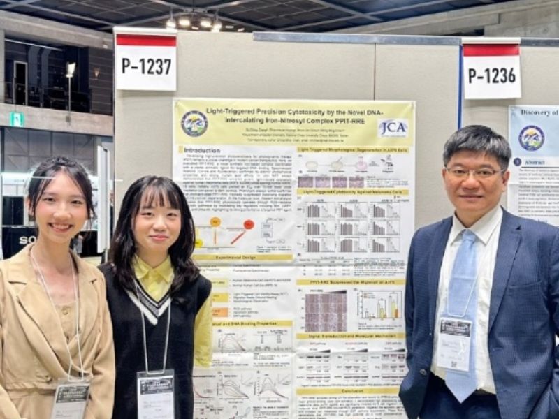 應用化學系學生於第85屆日本癌症協會（JCA）年會發表3篇研究成果，透過英文壁報解說與現場交流，累積國際學術發表經驗。(1)