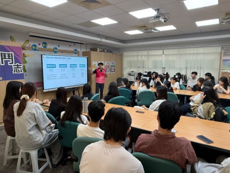 中心人員介紹政府就業補助資源。
