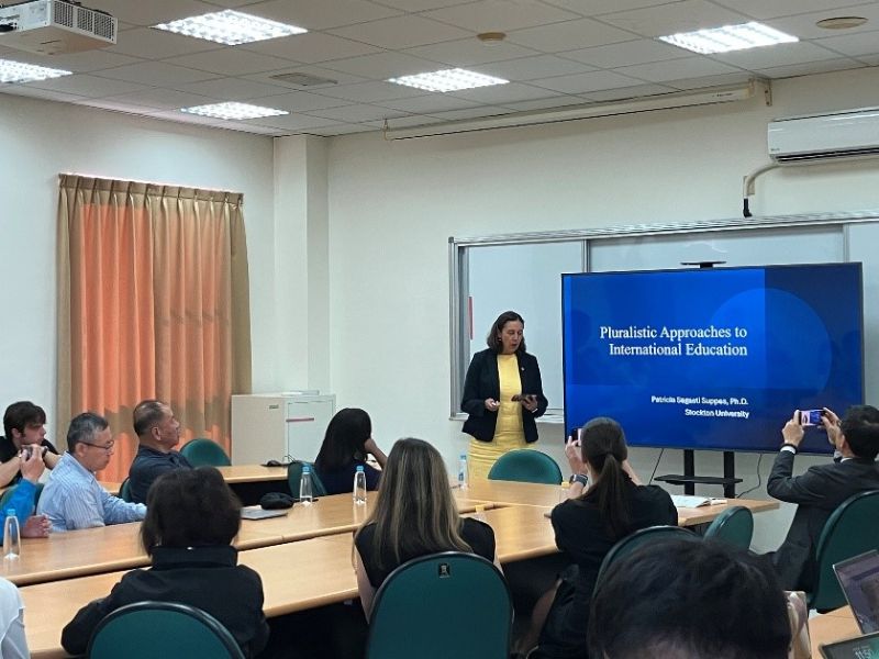 Stockton University國際合作處Patty Suppes處長於研討會發表，講題：Pluralistic Approaches to International Education