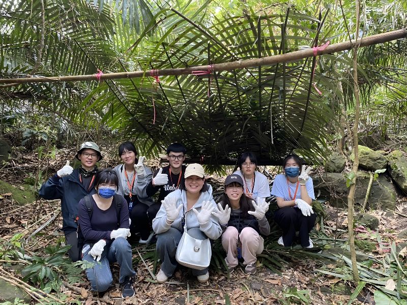 日本香川大學師生參與本校通識課程嘉義巡禮的通識課程—鄒族的天然遊戲場-里美步道，完成獵寮後於獵寮下合影留念