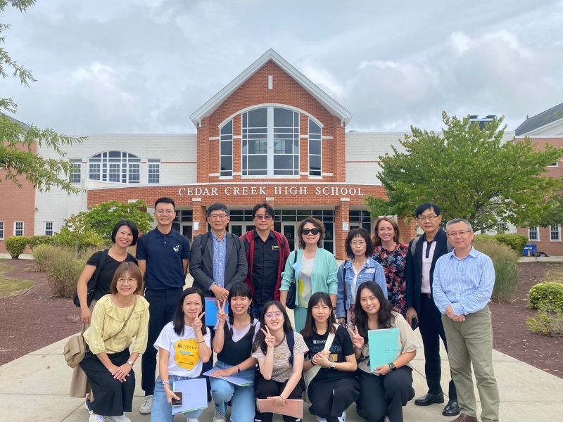 參訪德克薩斯的高中 Cedar Creek High School
