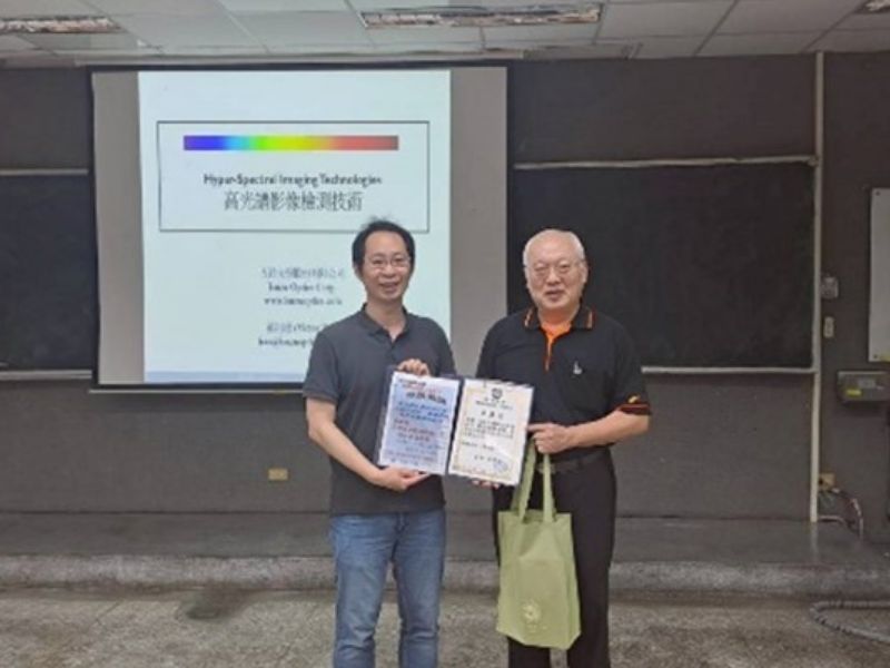 機械系114年10月8日辦理[專題演講]邀請業界專家：五鈴光學股份有限公司董事長郝祖德，演講講題：高光譜影像檢測技術在顯示照明、機器視覺及生物醫學的應用。由翁精鋒助理教授頒發感謝狀。