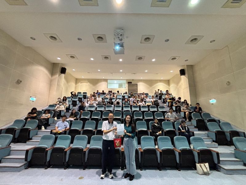 系主任致贈感謝狀與師生大合照