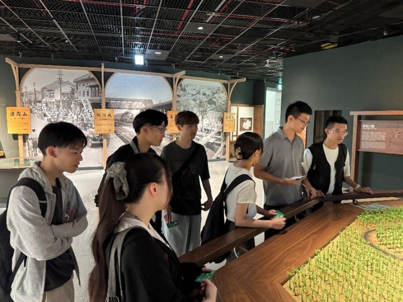 圖 1 本系學生接待來自日本長岡科技大學及東京大學學生，於嘉義市立博物館參訪，認識嘉義市歷史與地方文化。 