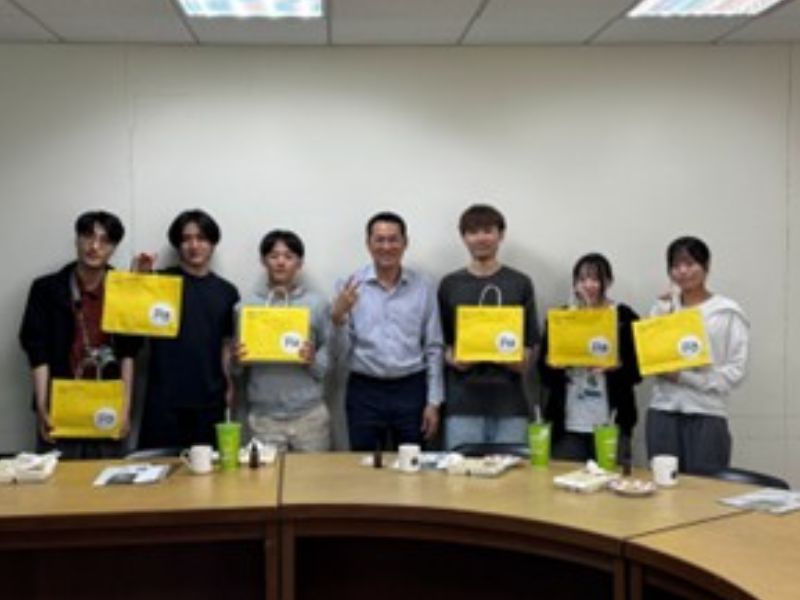 圖 2李嶸泰主任致贈臺灣伴手禮予日本學生，讓遠道而來的學生感受本系的熱情與臺灣在地文化。