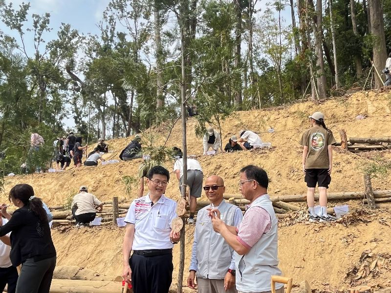 林翰謙校長與貴賓掛牌紀念樹苗栽植