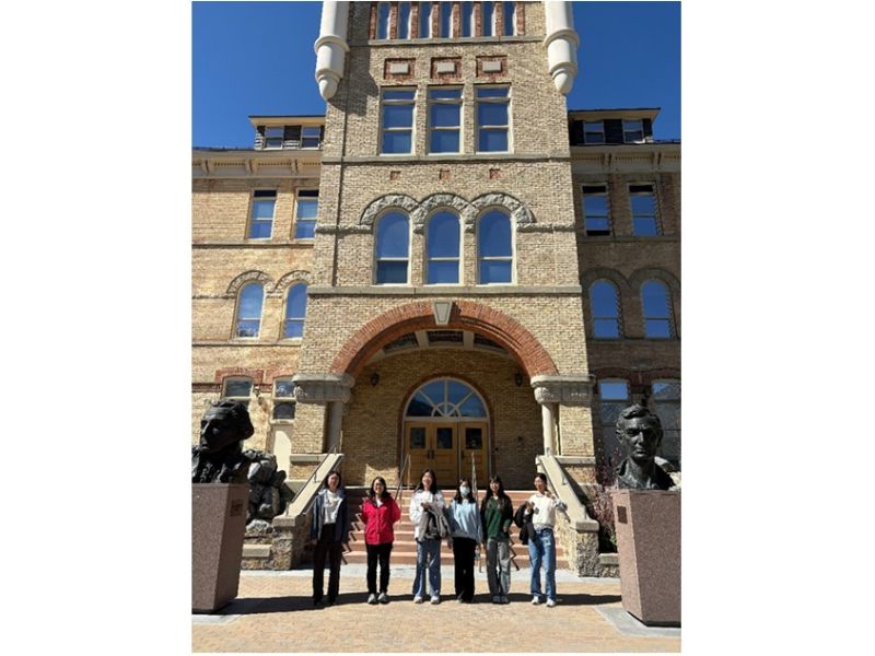 嘉義大學師生於猶他州立大學 Logan 校區代表性歷史建築 Old Main 前合影。Old Main 為 USU 校園重要地標，也是認識該校歷史與校園文化的重要場域。