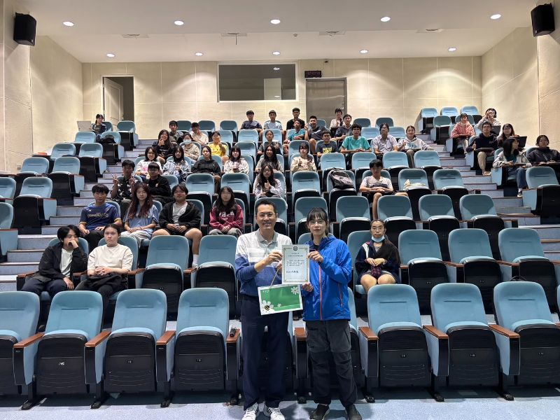 致贈感謝狀與大合照